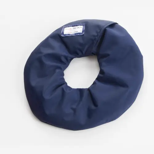 En blå ringformad bröstvärmare i vinpoplin tillverkad av märket "MirakelDESIGN"